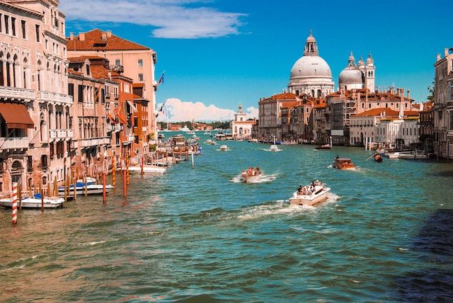 venice expensive, Is the city expensive to travel around - https://unsplash.com/photos/1naE8177_bI