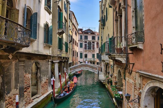 people do live in venice - https://unsplash.com/photos/Y3IhaeXYtfA