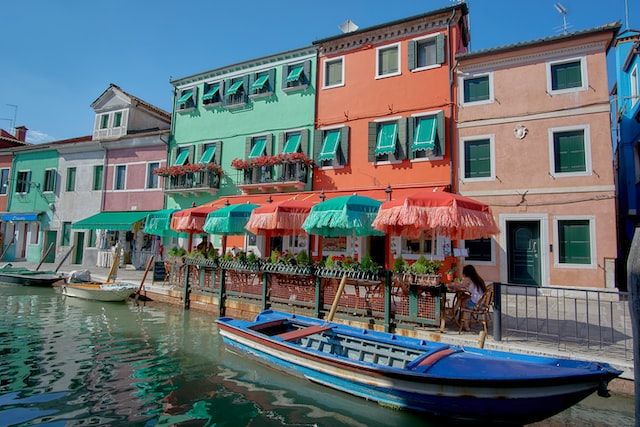 VENICE RESIDENTS - https://unsplash.com/photos/0rt27UER6BE