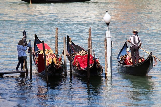 stay in venice best place - https://pixabay.com/it/photos/venice-italy-gondola-venezia-2855271/