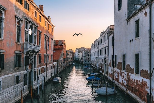 VENICE CITY - https://unsplash.com/photos/wHhiMRA_DoM