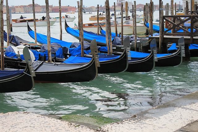 venice accommodations where to stay - https://pixabay.com/it/photos/venezia-gondola-italia-gondole-2269316/