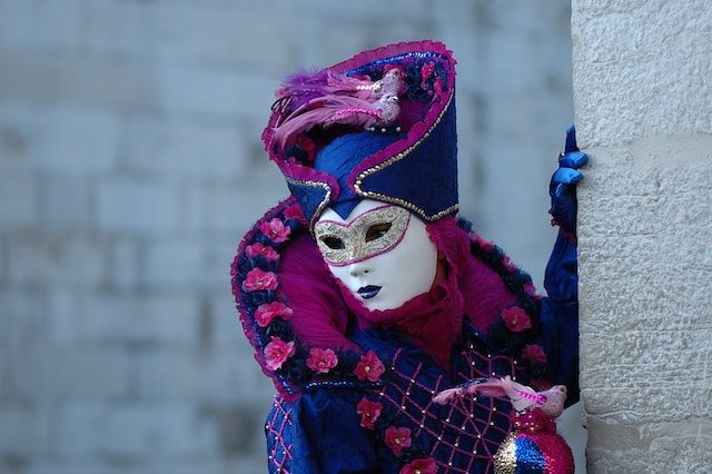 venice carnival - https://unsplash.com/photos/DDWebfG-eE4