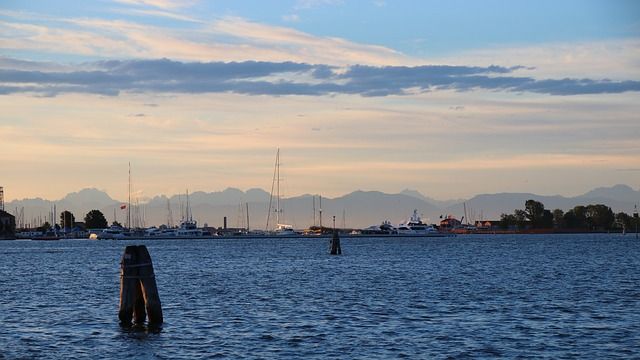 venice day trip to dolomites - https://pixabay.com/it/photos/lido-venezia-montagne-nuvole-2636649/