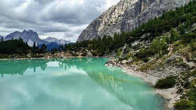 VENICE TO DOLOMITES DAY TRIPS - https://pixabay.com/it/photos/lago-dolomiti-montagne-paesaggio-4512384/