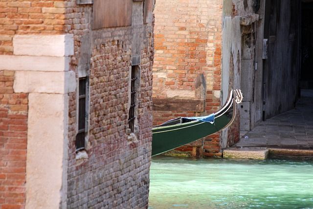 what to visit in castello district in venice italy - https://pixabay.com/it/photos/venice-italy-gondola-venezia-barca-2855270/