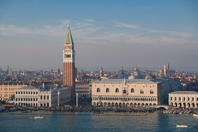 where to stay in venice - https://pixabay.com/it/photos/venice-venezia-architettura-citt%c3%a0-4767547/