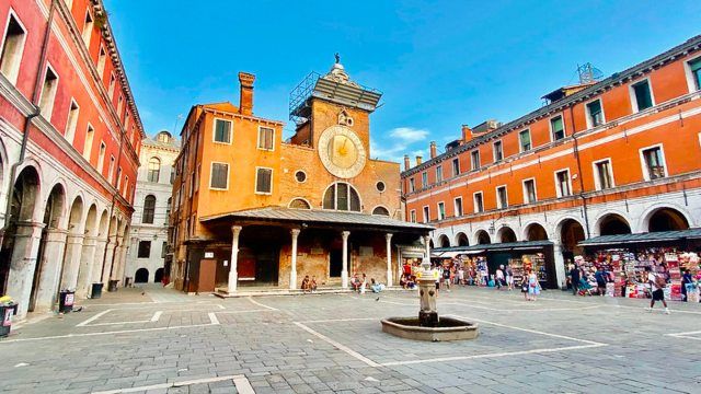 gothic portico of the chiesa di san giacomo di rialto