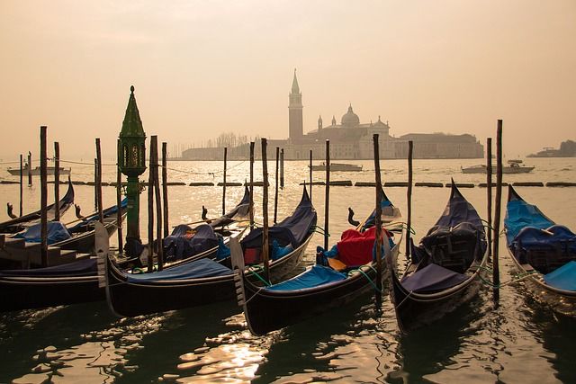 activities to do in venice as a couple - https://pixabay.com/it/photos/venezia-gondole-alba-acqua-barche-4286696/