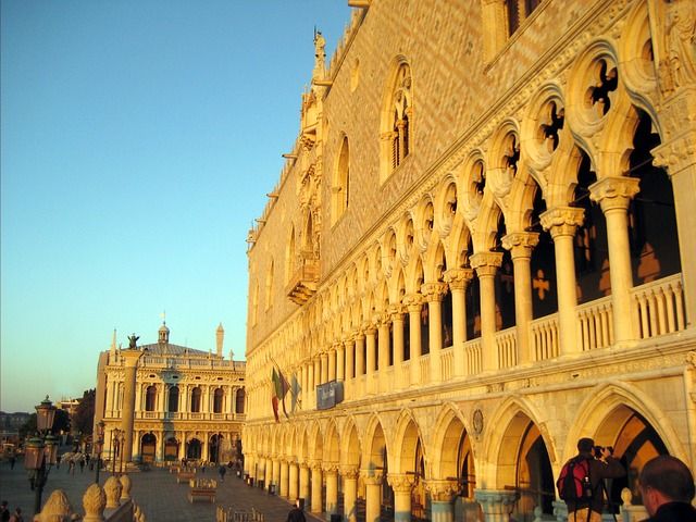 visit doge's palace tickets - https://pixabay.com/it/photos/palazzo-ducale-venezia-alba-italia-365472/