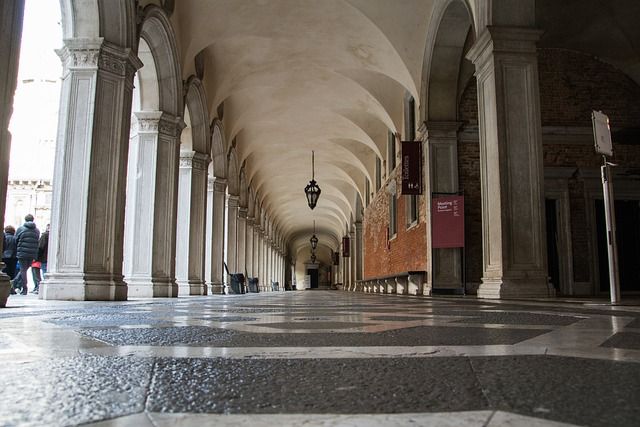 doges palace tips - https://pixabay.com/it/photos/palazzo-ducale-venezia-corridoio-554809/