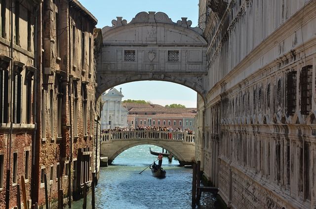 experiences in san marco district - https://pixabay.com/it/photos/italia-venezia-ponte-1357054/