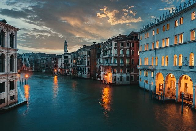 experiences to do in venice as a couple - https://pixabay.com/it/photos/canale-turismo-viaggio-6519196/