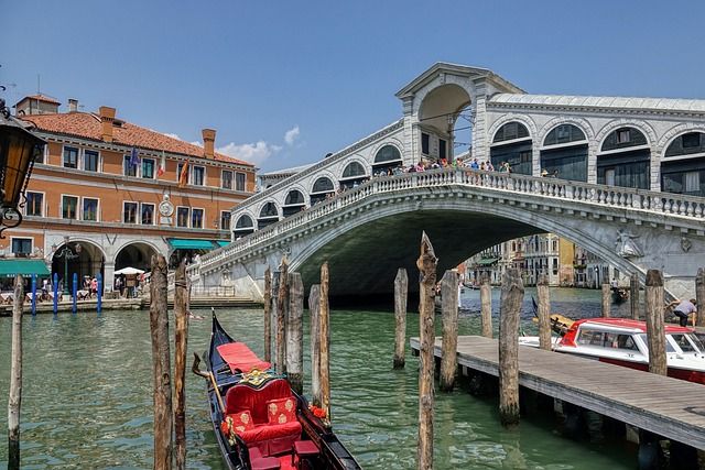 famous views of venice - https://pixabay.com/it/photos/italia-veneto-venezia-7329941/