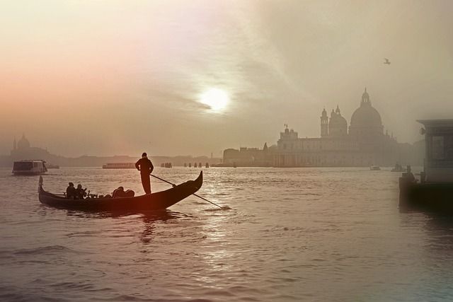 off season in venice - https://pixabay.com/it/photos/venezia-italia-gondola-laguna-1035632/