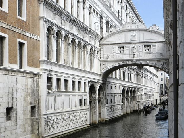 ponte dei sospiri in venice - https://pixabay.com/it/photos/italia-venezia-ponte-5152463/