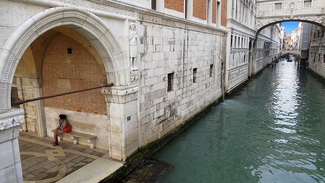 ponte dei sospiri in venice - https://pixabay.com/it/photos/il-ponte-dei-sospiri-3417234/