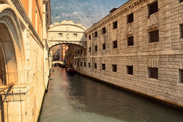 romantic places of venice italy - https://pixabay.com/it/photos/ponte-sospiri-venezia-architettura-3537582/