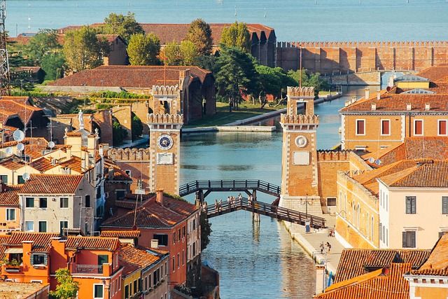 the arsenal of venice italy main gate - https://pixabay.com/it/photos/arsenale-di-venezia-venezia-4016990/