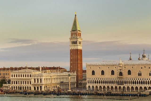 the doge's palace in venice - https://pixabay.com/it/photos/palazzo-porte-storico-venezia-4062891/