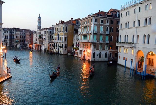 things to do in venice for couples - https://pixabay.com/it/photos/gondole-canale-grande-2785566/