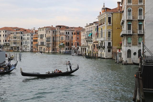 things to do in venice as a couple - https://pixabay.com/it/photos/canale-venezia-gondola-romantico-4484193/