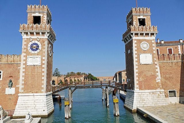 venetian arsenal - https://pixabay.com/it/photos/venezia-arsenale-porta-marino-4578395/