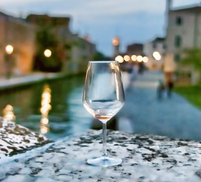 venezia for couple - https://pixabay.com/it/photos/venezia-italia-vino-vetro-acqua-2578238/