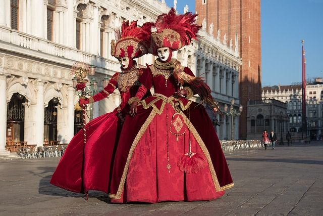 venice carnival masks and costumes - https://pixabay.com/it/photos/venezia-carnevale-maschera-4295695/