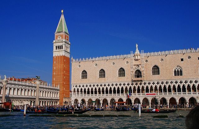 venice for couples - https://pixabay.com/it/photos/piazza-san-marco-piazzetta-san-marco-470582/