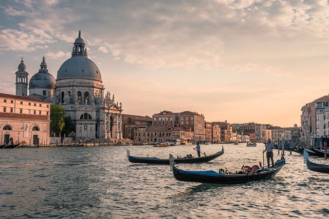 venice most romantic places - https://pixabay.com/it/photos/canale-venezia-gondole-italia-3547224/