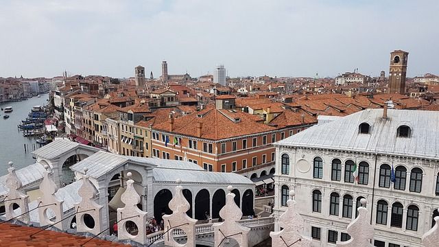 venice panoramic views - https://pixabay.com/it/photos/ponte-di-rialto-venezia-edifici-6193792/