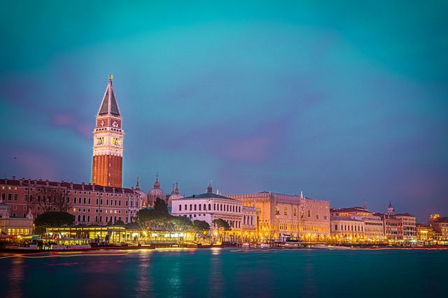 venice romantic spots - https://pixabay.com/it/photos/venezia-citt%c3%a0-notte-orizzonte-7732385/