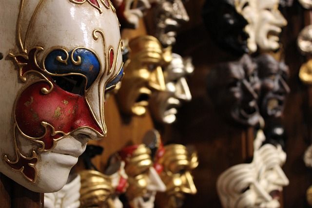 visit saint mark district of venice italy - https://pixabay.com/it/photos/venezia-maschere-carnevale-costume-3403354/