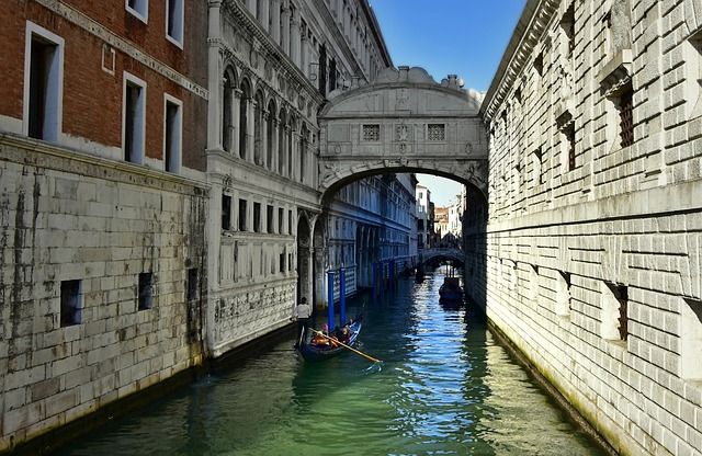 visit the most iconic bridge of venice italy- https://pixabay.com/it/photos/venice-venezia-architettura-citt%c3%a0-4767547/