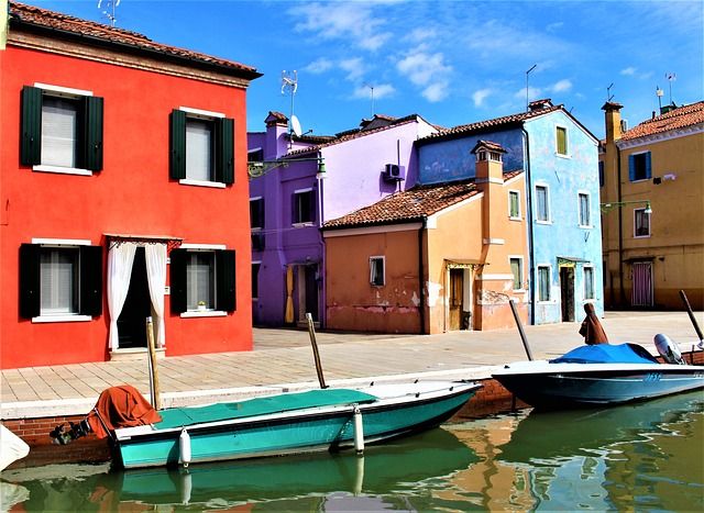 What to do in Venice as a couple - https://pixabay.com/it/photos/venezia-burano-canale-edifici-2937352/