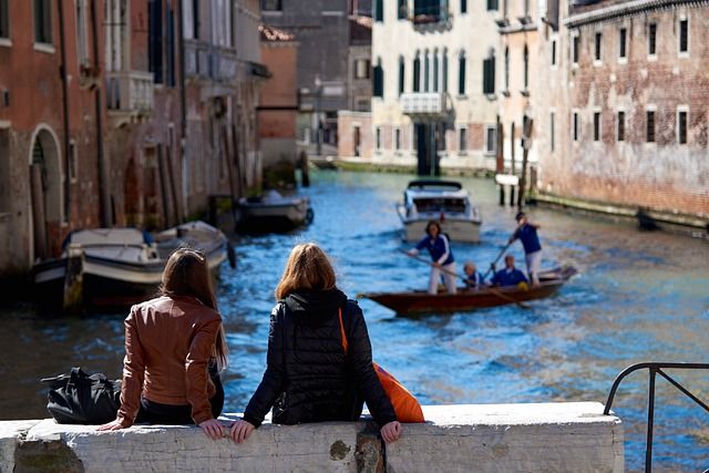 what to do in venice as a couple - https://pixabay.com/it/photos/venezia-venice-friends-amiche-4649263/