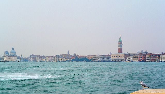 what to do in san marco district in venice italy - https://pixabay.com/it/photos/venezia-italia-orizzonte-2363884/