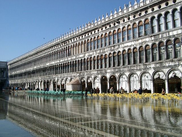 when venice is going to sink - https://pixabay.com/it/photos/venezia-piazza-san-marco-italia-972306/