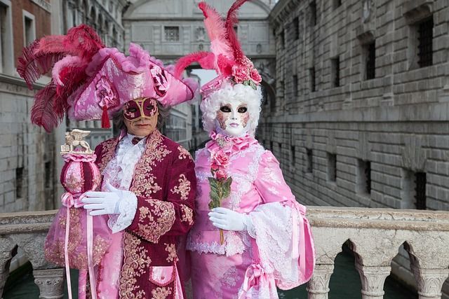 which is the best time to visit Venice Italy - https://pixabay.com/it/photos/costume-venezia-carnevale-persone-3337141/