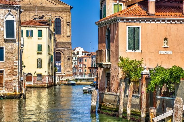 best time to enjoy honeymoon venice - https://pixabay.com/it/photos/venezia-citt%c3%a0-acqua-architettura-4756359/