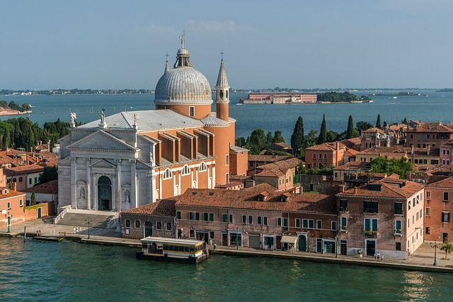 is venice good for a honeymoon - https://pixabay.com/it/photos/venezia-crociera-mediterraneo-1506284/