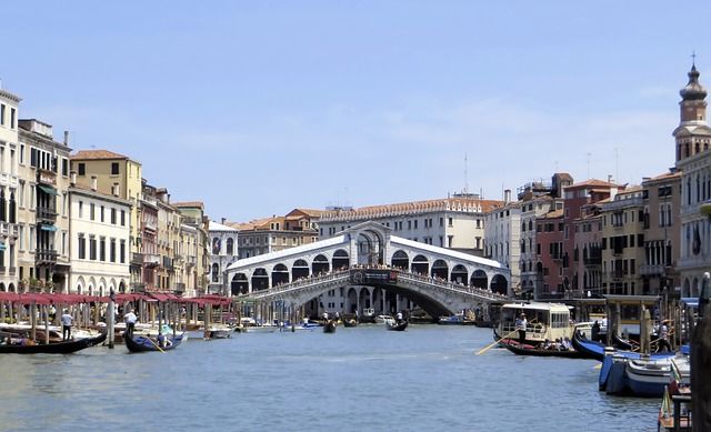 things to do in venice for teenagers - https://pixabay.com/it/photos/italia-venezia-rialto-canal-grande-5190034/