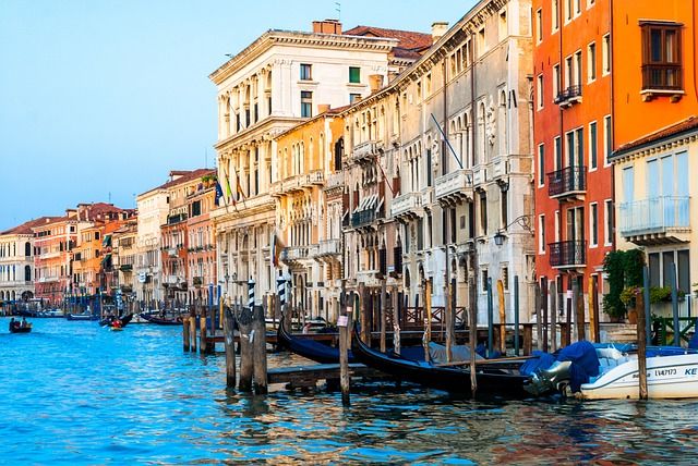 tourist fee  venice - https://pixabay.com/it/photos/venezia-il-sole-vacanza-nuvole-1896209/