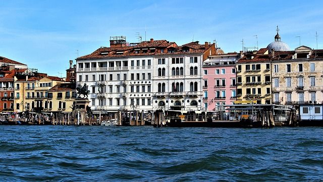 Venetian palaces in Venice - https://pixabay.com/it/photos/venezia-architettura-edifici-acqua-3004423/