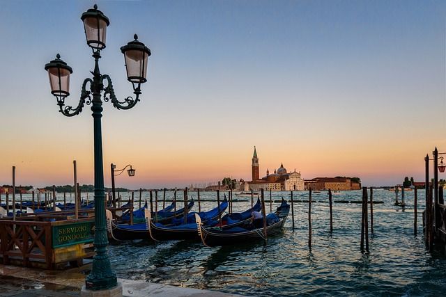 venice for teenagers - https://pixabay.com/it/photos/venezia-gondola-tramonto-italiano-1546900/