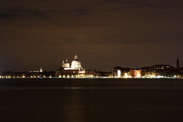 things to do in venice for young adults - https://pixabay.com/it/photos/notte-venezia-romantico-leggero-1904972/