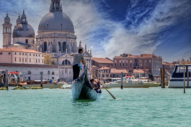 venice honeymoon hotels - https://pixabay.com/it/photos/edifici-gondole-barche-canale-5733008/