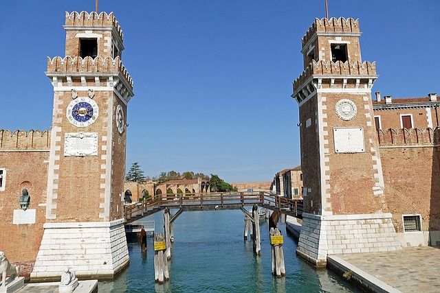what to do in venice with young adults - https://pixabay.com/it/photos/venezia-arsenale-porta-marino-4578395/