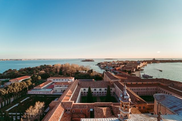 april in venice - https://unsplash.com/photos/sKDshPtxbIM